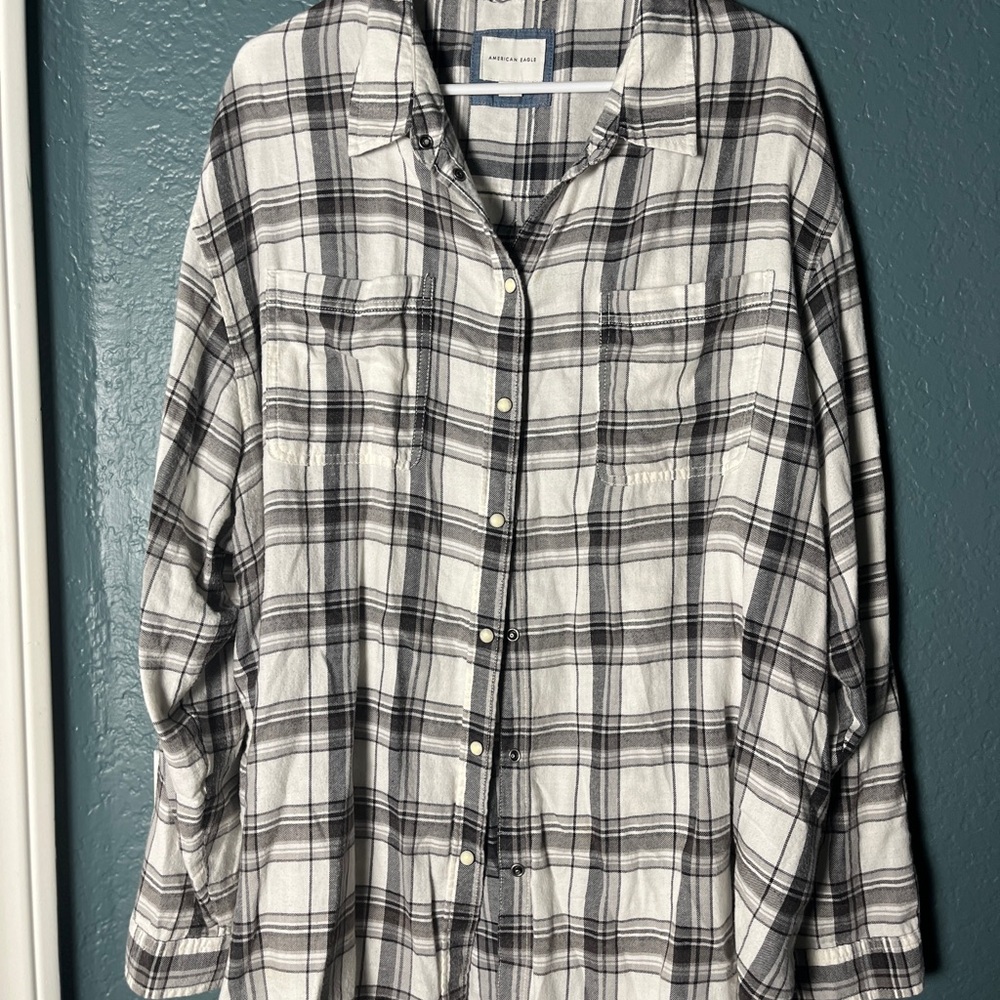 American Eagle XXL Black and White Plaid Button-Up Shirt tunic length like new